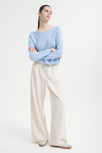 Błękitny sweter ze ściągaczem u dołu  Błękitny sweter ze ściągaczem u dołu