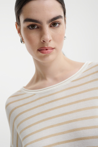 Kremowy sweter w paski ze ściągaczem u dołu 