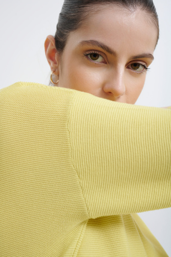 Limonkowy sweter ze ściągaczem u dołu 