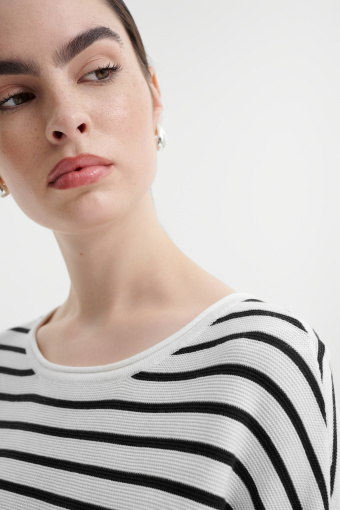 Sweter w czarne paski ze ściągaczem u dołu  Sweter w czarne paski ze ściągaczem u dołu