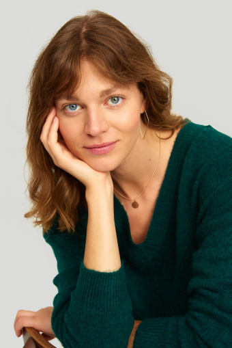 Sweter o luźnym kroju, z odzobnym przeszyciem