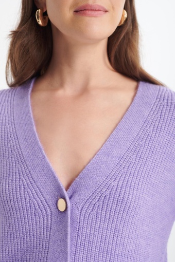 Krótki, jasnofioletowy kardigan