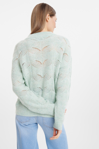 Ażurowy sweter w miętowym kolorze