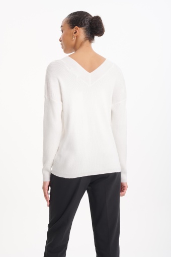 Sweter w prążek z dekoltem V na plecach