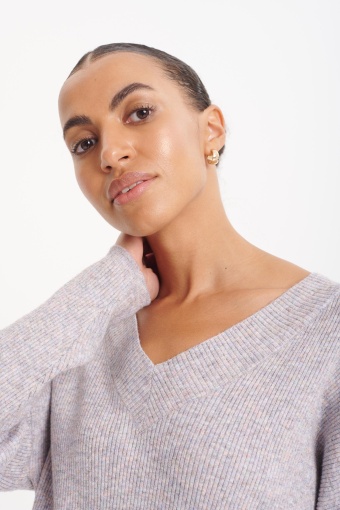 Szary sweter o luźnym kroju