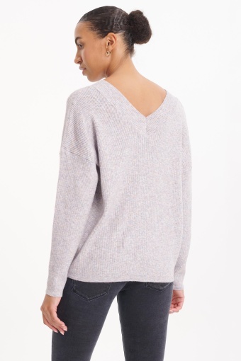 Szary sweter o luźnym kroju