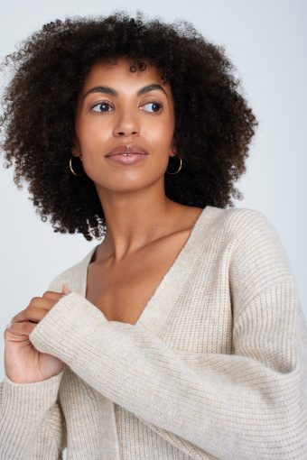 Jasnobeżowy kardigan z ozdobnymi guzikami Jasnobeżowy kardigan z ozdobnymi guzikami