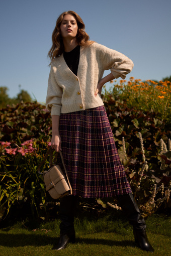 Jasnobeżowy kardigan z ozdobnymi guzikami Jasnobeżowy kardigan z ozdobnymi guzikami