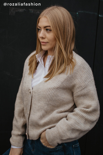 Jasnobeżowy kardigan z ozdobnymi guzikami Jasnobeżowy kardigan z ozdobnymi guzikami