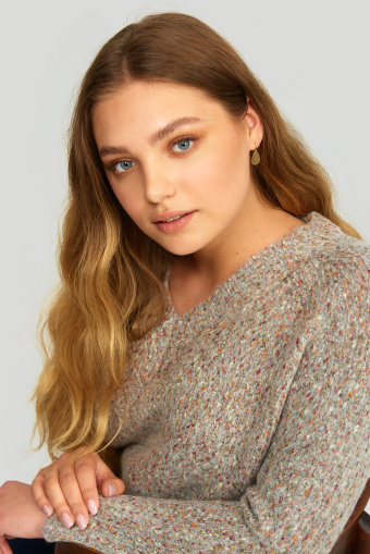 Sweter o luźnym kroju