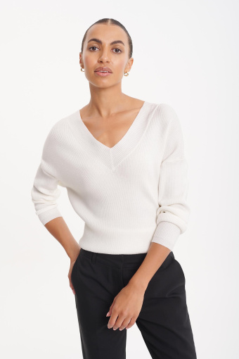 Sweter w prążek z dekoltem V na plecach