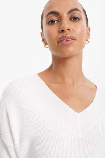Sweter w prążek z dekoltem V na plecach