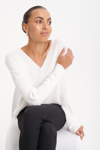 Sweter w prążek z dekoltem V na plecach