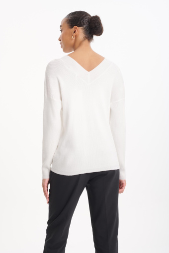 Sweter w prążek z dekoltem V na plecach