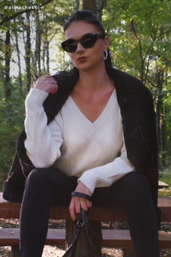 Sweter w prążek z dekoltem V na plecach