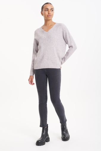 Szary sweter o luźnym kroju