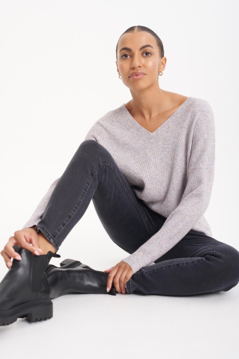 Szary sweter o luźnym kroju