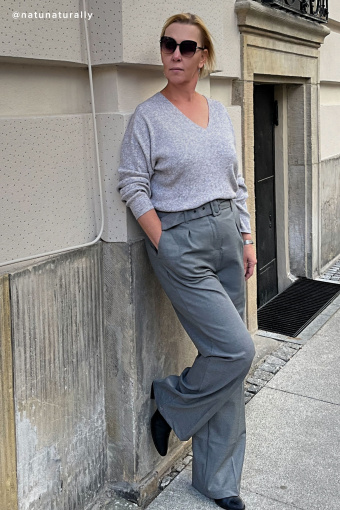 Szary sweter o luźnym kroju