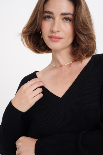 Luźny sweter z dekoltem w serek