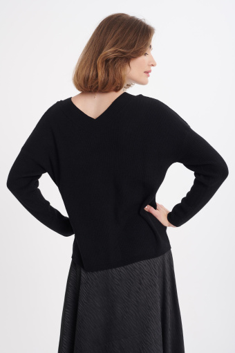 Luźny sweter z dekoltem w serek