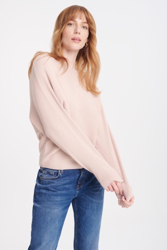 Jasnobeżowy sweter z dekoltem typu łódka