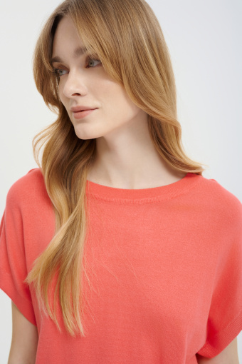 Koralowy sweter z krótkim rękawem 