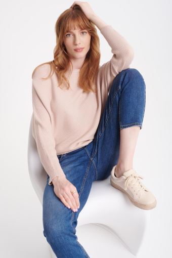 Jasnobeżowy sweter z dekoltem typu łódka