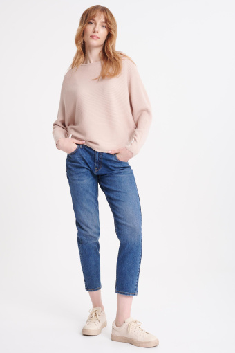 Jasnobeżowy sweter z dekoltem typu łódka