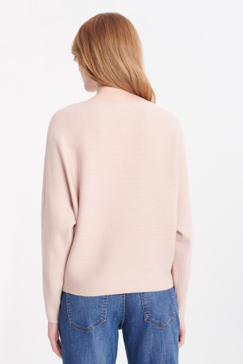 Jasnobeżowy sweter z dekoltem typu łódka