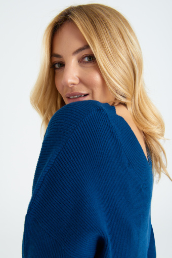 Luźny, ciemnoniebieski sweter z wycięciem na plecach Luźny, ciemnoniebieski sweter z wycięciem na plecach