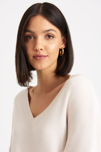 Kremowy sweter z dzianiny strukturalnej w prążek