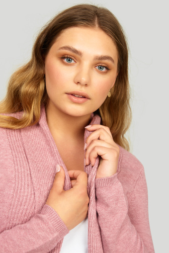 Jasnoróżowy kardigan z efektownym, szalowym kołnierzem