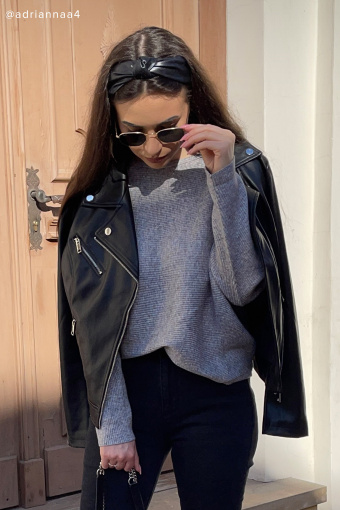 Szary sweter z dekoltem typu łódka