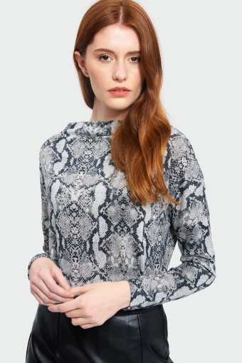 Sweter z luźną stójką Sweter z luźną stójką