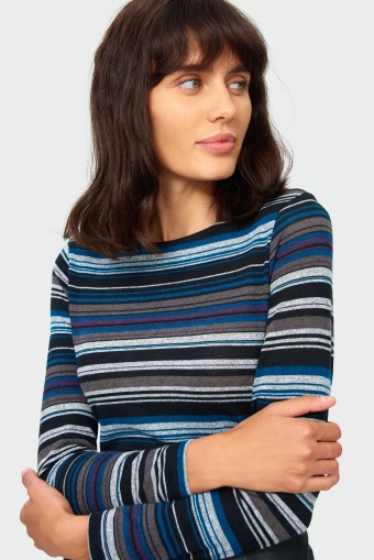 Sweter o prostym kroju z nadrukiem