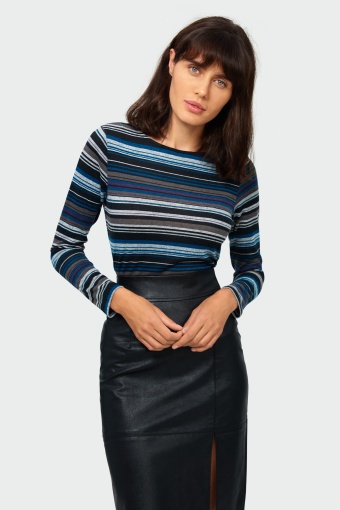 Sweter o prostym kroju z nadrukiem