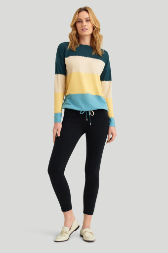 Miękki sweter z nadrukiem w pasy