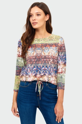 Sweter o luźnym kroju z nadrukiem