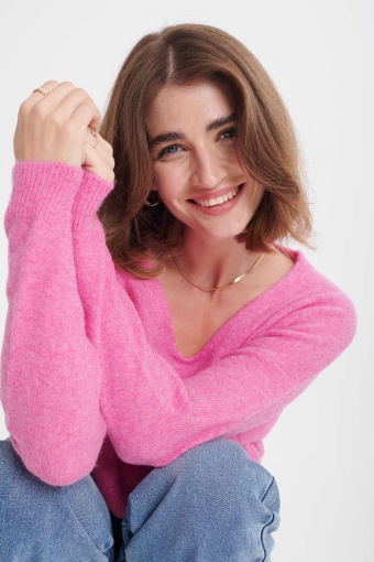 Jasnoróżowy sweter o luźnym fasonie