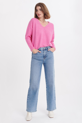 Jasnoróżowy sweter o luźnym fasonie