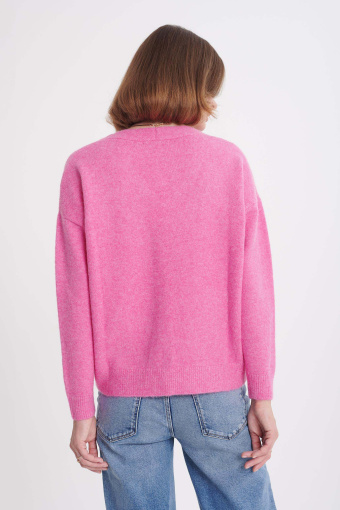 Jasnoróżowy sweter o luźnym fasonie