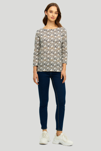 Jasny sweter z abstrakcyjnym nadrukiem