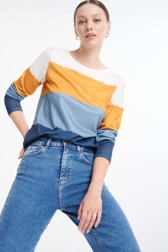 Lekki sweter w multikolorowe pasy