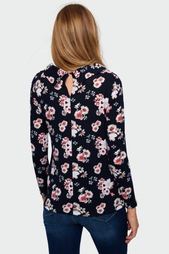 Wzorzysty sweter o dopasowanym kroju