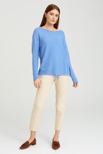 Luźny, błękitny sweter oversize