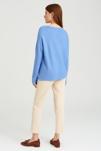 Luźny, błękitny sweter oversize
