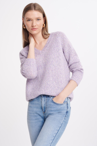 Lawendowy sweter z dekoltem V