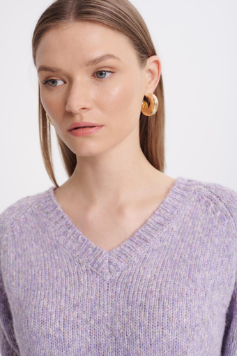 Lawendowy sweter z dekoltem V