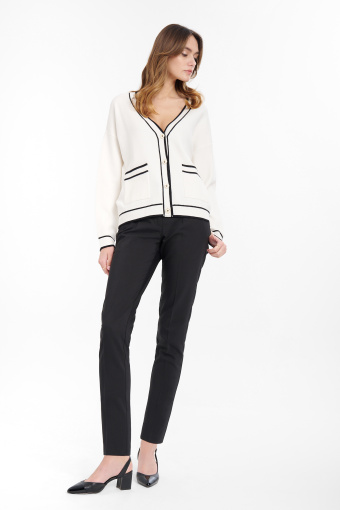 Biały sweter z dekoracyjnymi lamówkami