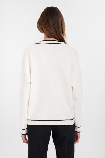 Biały sweter z dekoracyjnymi lamówkami